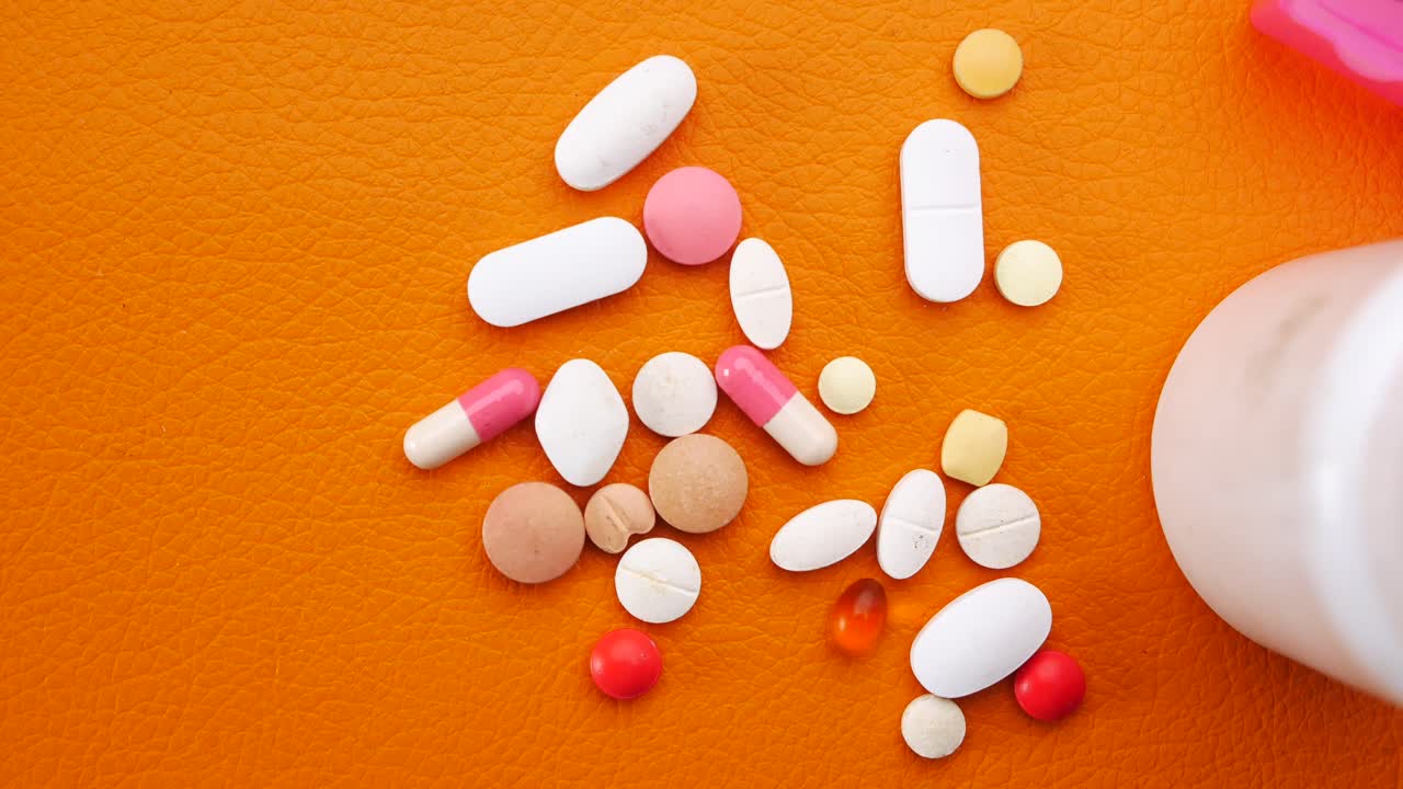 enfoque selectivo de cerca de muchas píldoras y cápsulas