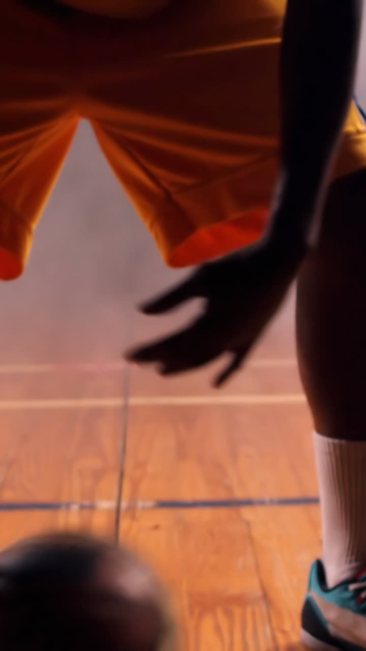 deportista jugando al baloncesto