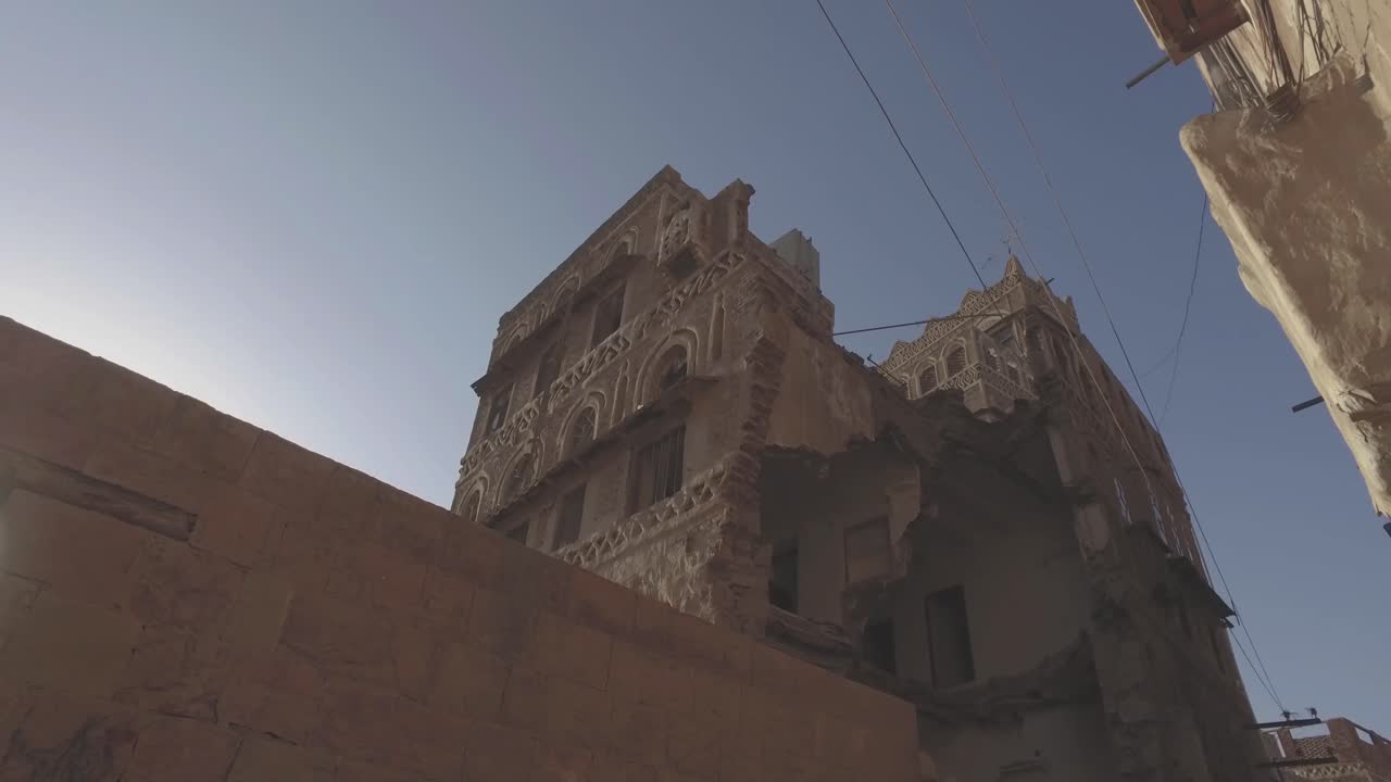 edificio antiguo antiguo y en ruinas de la ciudad vieja de sana'a con un pequeño dji deslizado este material de archivo contiene algunos destellos de luz solar