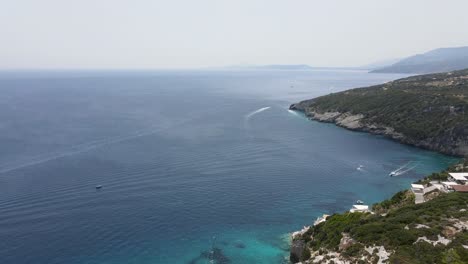 Imágenes-Aéreas-De-La-Costa-De-Agua-De-Mar-Turquesa-Cerca-De-Las-Famosas-Cuevas-Azules-En-Zakynthos,-Grecia