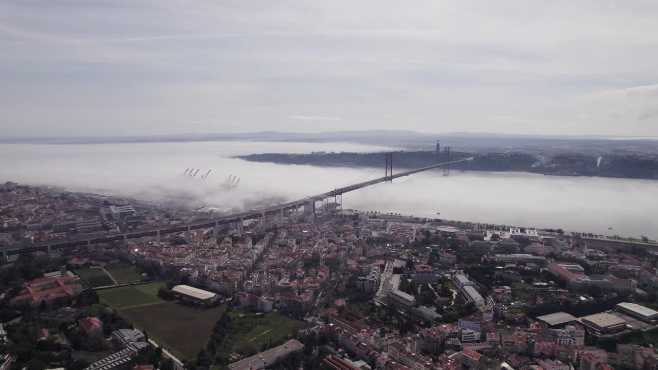 Ripresa aerea circolare del centro città in una giornata nebbiosa.