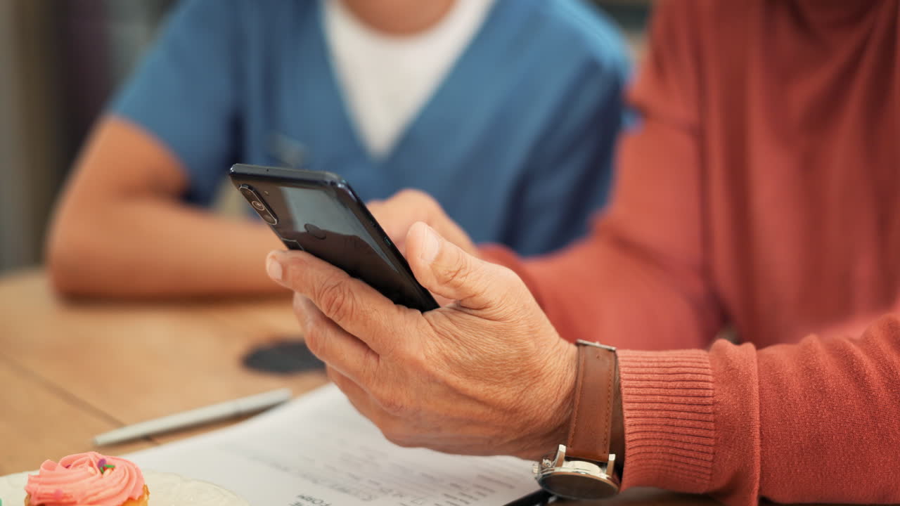 documentos, teléfono y cuidador con persona en el hogar