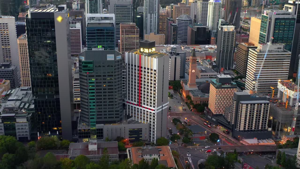 parque king george square con la torre del reloj del ayuntamiento en brisbane cbd, queensland, australia