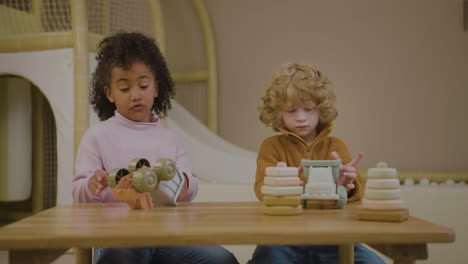 niños jugando con juguetes