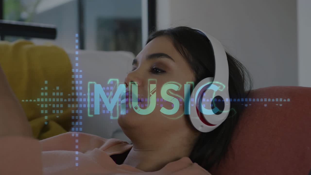 animación de texto de música y datos sobre mujer biracial usando auriculares en casa