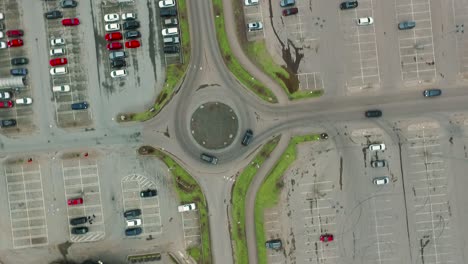 imágenes de drones sobre rotonda en centro comercial sueco