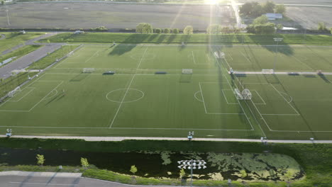 Leere-Fußballfelder-Während-Des-Sonnenuntergangs.-Luftwagen-Rechts