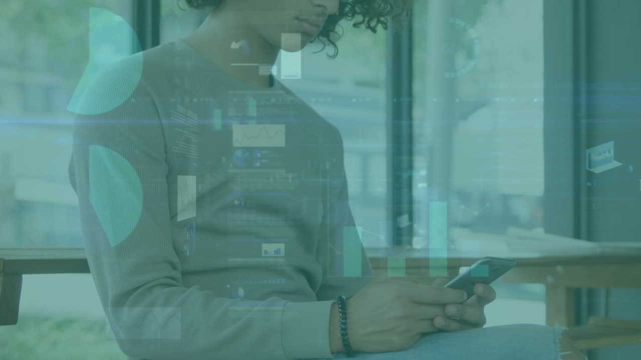 animación del procesamiento de estadísticas sobre el hombre usando un teléfono inteligente