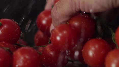 Eine-Hand-Greift-Nach-Einem-Haufen-Köstlicher,-Frisch-Gespülter-Kirschtomaten---Nahaufnahme