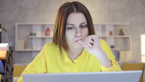 Mujer-Joven-Pensativa-Y-Confundida-Sentada-En-La-Oficina-De-Casa-Trabajando-En-Una-Computadora-Portátil-Preocupada.