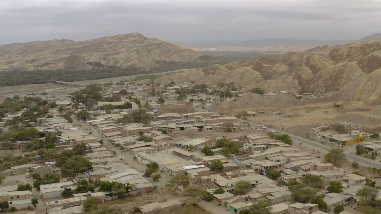 Vista aérea de la ciudad de Máncora, Perú, drone