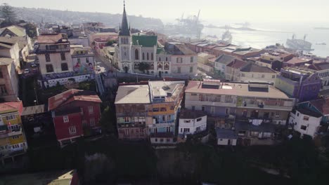 Luftaufnahme-Der-Lutherischen-Kirche-Von-Valparaiso-An-Einem-Strahlend-Sonnigen-Tag-Mit-Der-Bucht-Von-Valparaiso-Im-Hintergrund