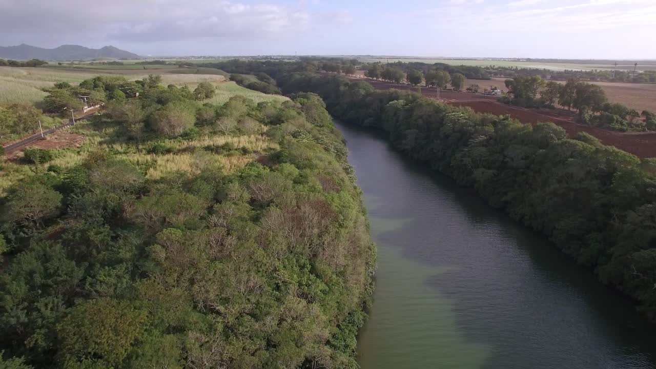 volando sobre el río en la isla de mauricio