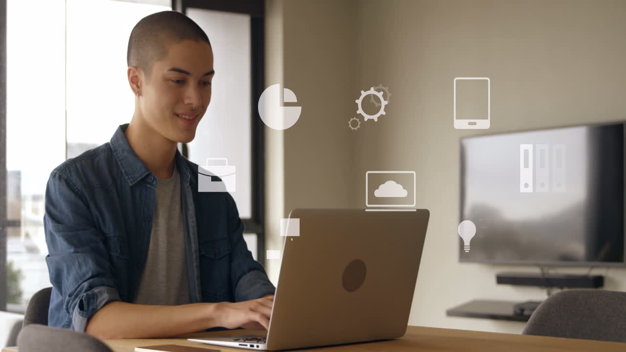 animación del procesamiento de datos financieros sobre empresarios biraciales que usan computadoras portátiles