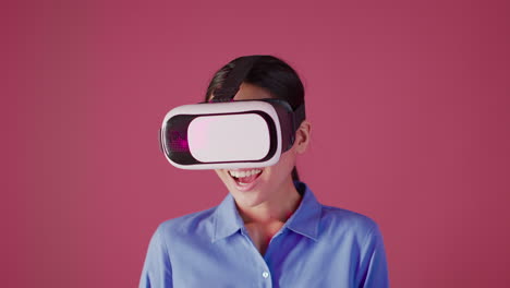 mujer con auriculares vr