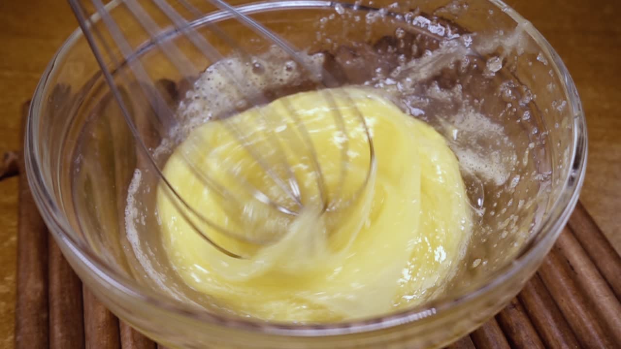 flocos de maíz amarillos crujientes en el cuenco para la mañana un delicioso desayuno con leche. cámara lenta con toma de seguimiento de rotación.