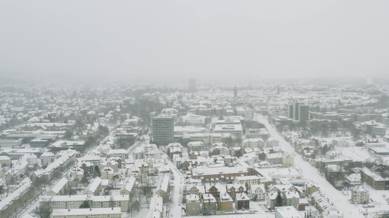 2021년 겨울 폭설 속에서 학생 도시 괴팅겐의 무인 항공기 공중 전망
