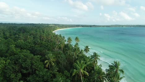 Una-Vista-Aérea-Muestra-Las-Olas-Rompiendo-En-Madwaer-Beach-En-Maluku,-Indonesia-1