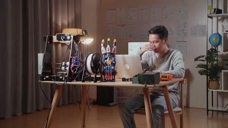 ingeniero frustrado trabajando en un proyecto de impresión 3d y robótica
