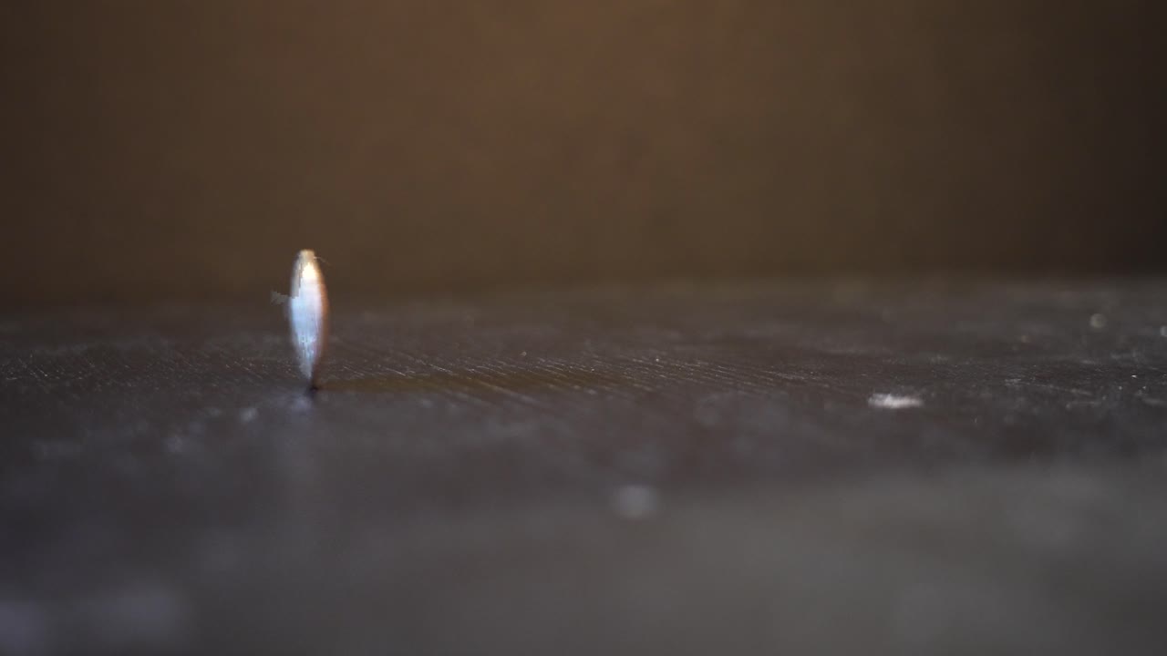 cuarto de moneda americana girando sobre una mesa