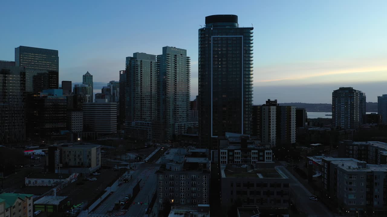Vista aérea ascendente de los rascacielos del centro de Seattle al atardecer