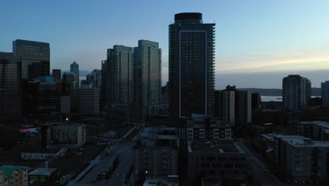 Antena-Ascendente-De-Los-Rascacielos-Del-Centro-De-Seattle-Al-Atardecer