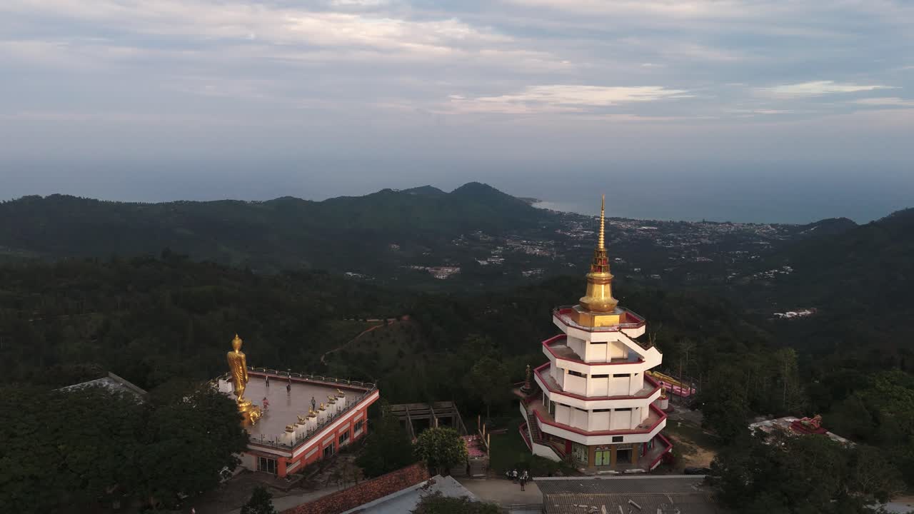 Droneudsigt over Wat Teepangkorn, med Lamai i baggrunden