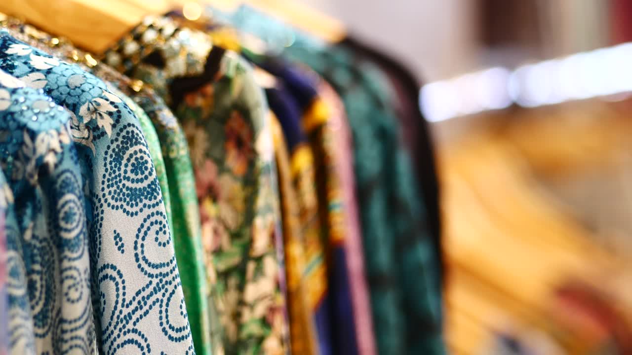 exhibición de ropa en colgadores