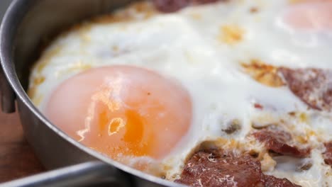deliciosos huevos fritos con sucuk para el desayuno