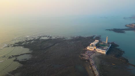 haji ali dargah - imágenes de drones de mumbai, india la impresionante vista aérea de mumbai