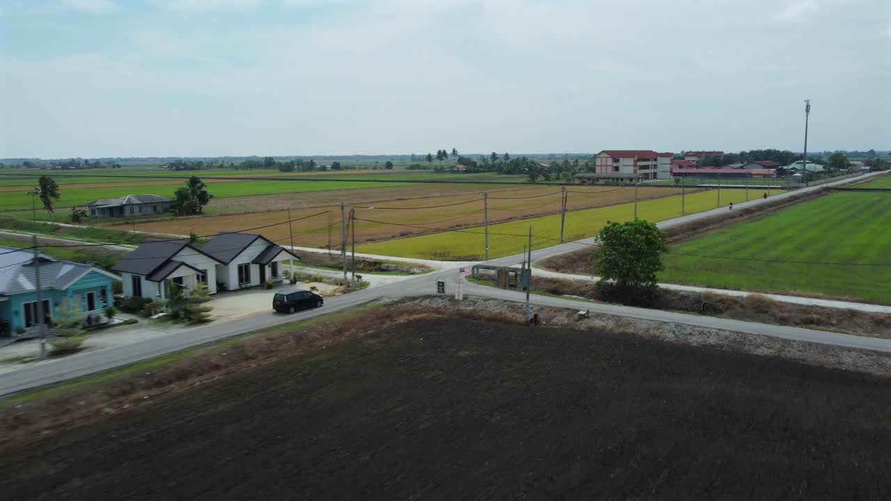 교차로를 가로지르는 초록색  ⁇   ⁇ 으로 둘러싸인 자동차의 측면  ⁇ 을 따르십시오.