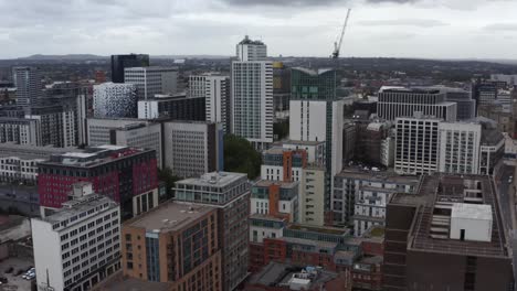 dron lecący nad centrum birmingham w anglii 04