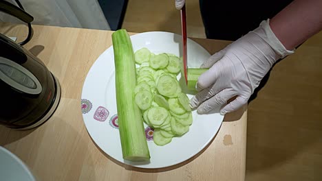 껍질을 벗긴 녹색 오이를 얇게 썰어 위에서 촬영