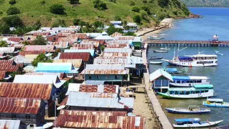 Volando-Por-Encima-De-La-Línea-De-Flotación-De-Un-Remoto-Pueblo-De-Pescadores-De-Indonesia