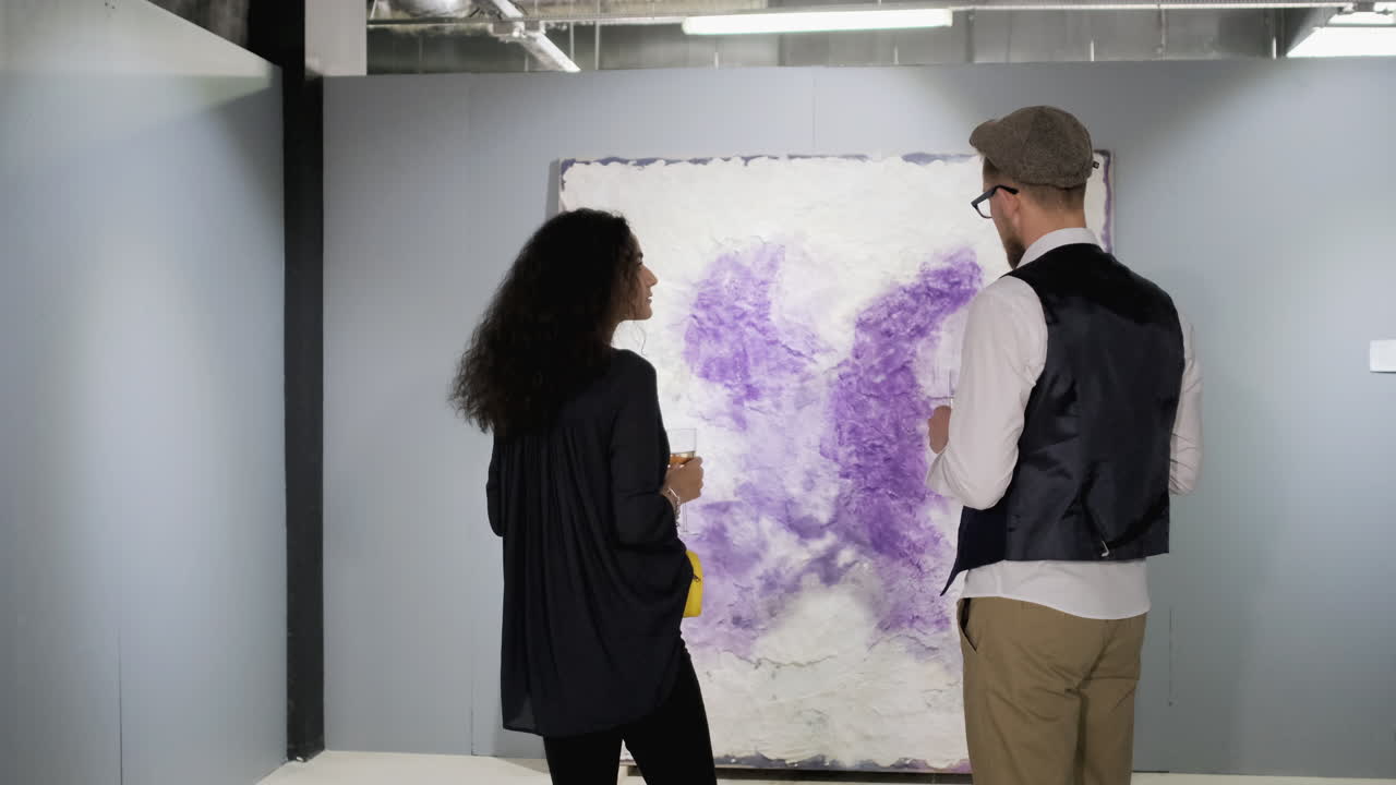 미술관 에서 추상적 인 미술 을 보는 부부