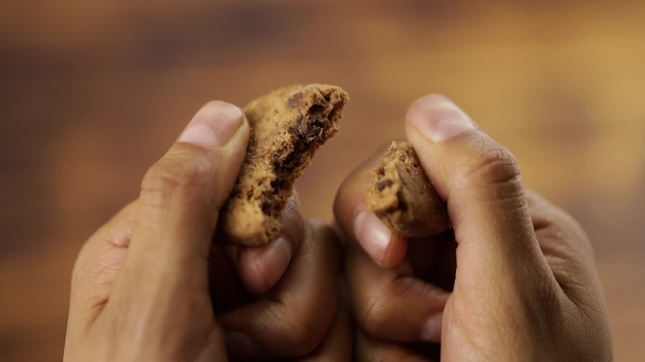 женские руки тормозят печенье замедленная съемка 120 кадров в секунду