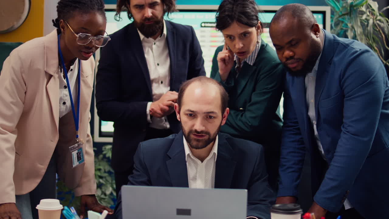 기쁜 동료들이 트렌드를 보고 프로젝트의 성공을 축하하고 있습니다.