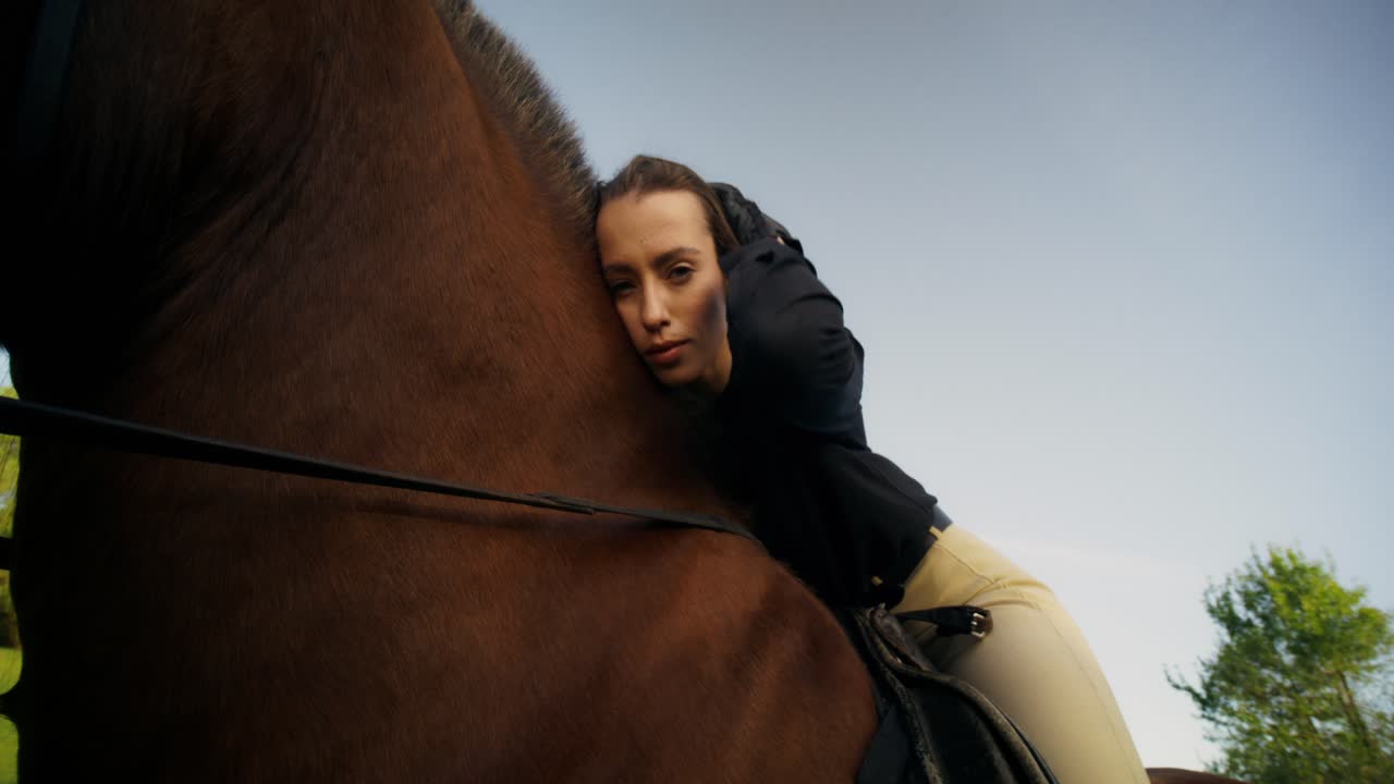 Donna che abbraccia un cavallo