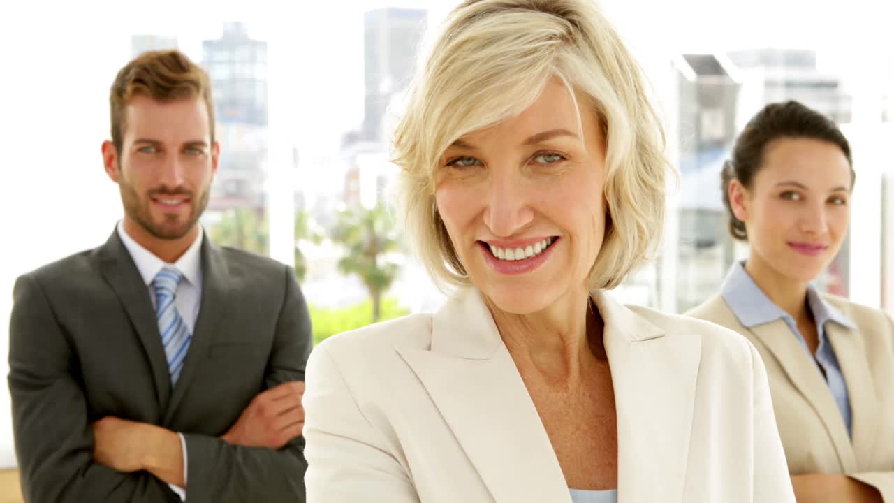 equipo de negocios sonriendo mirando a la cámara