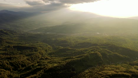 4K-Filmmaterial-Aus-Der-Luft-Mit-Drohnen,-Die-Bei-Schönem-Sonnenuntergang-In-Rumänien-über-Die-Berge-Fliegen