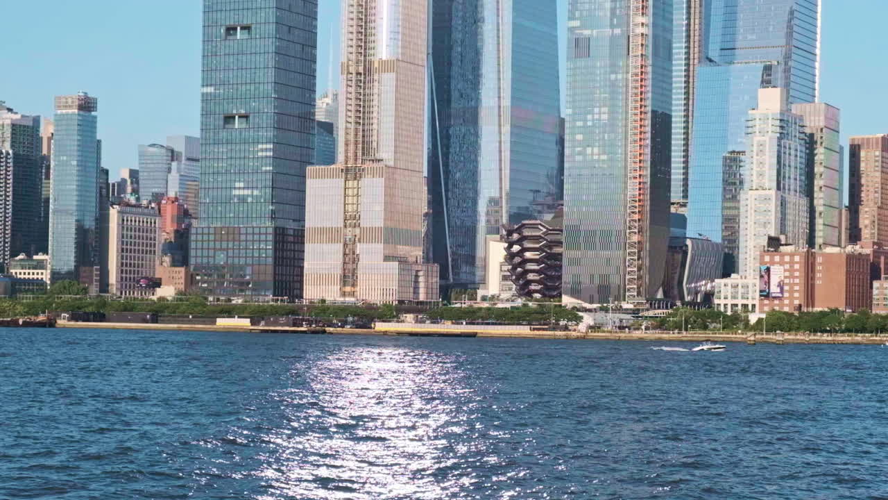 zoomado en la toma del río hudson de la zona de hudson yards con rascacielos, nueva york