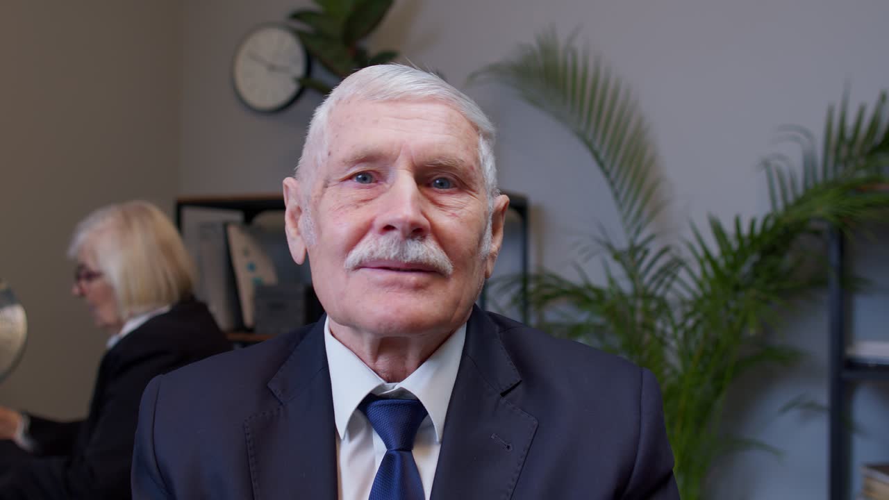 웃긴 사업가, 사업가, 춤추고, 어리석고, 비트코인 동전으로 어리석은 얼굴을 하고