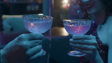 manos con vasos de cristal