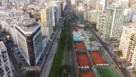 Video-De-Dron-De-Lapso-De-Tiempo-De-Una-Calle-En-Lima,-Perú