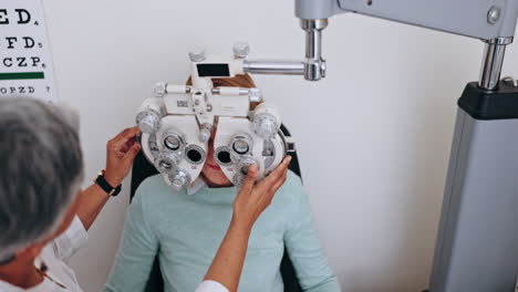 Augenuntersuchung,-Geduldige-Oder-Glückliche-Frauen-Mit-Optiker