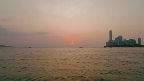 toma aérea de drones de la puesta de sol moviendo rápidamente la ciudad en la parte de atrás en cartagena, colombia