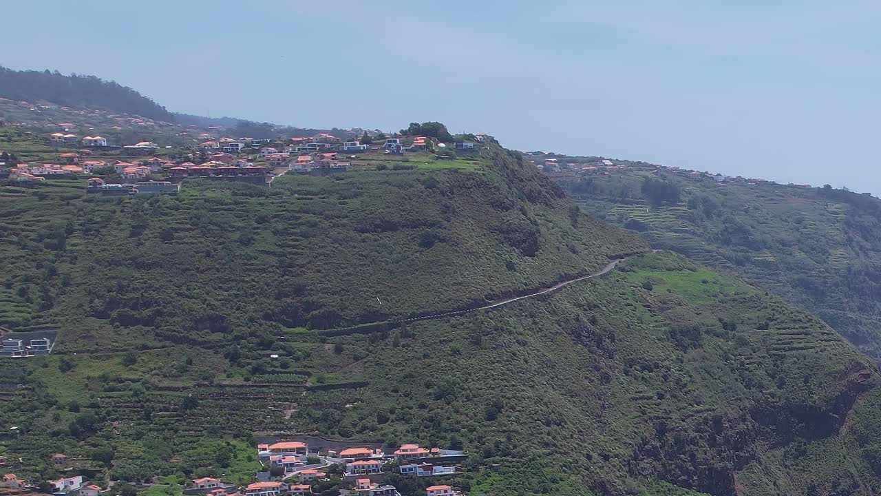 Impresionante vista aérea de las exuberantes colinas y el paisaje costero de Madeira