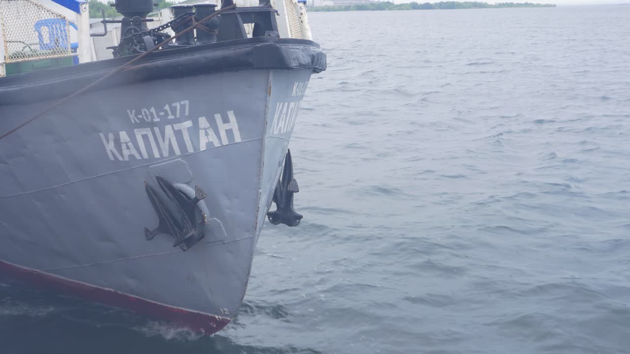 호수 에 있는 배