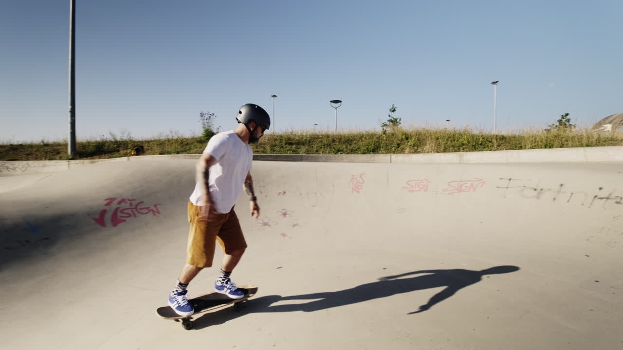 스케이트 파크 모험: 독일에서 서프 스케이트를 타고 있는 활동적인 노인