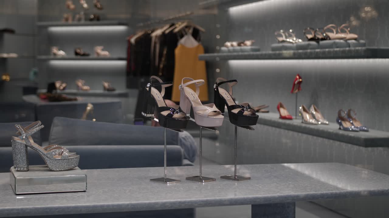 유행, 의류, 쇼핑 센터, 여자 신발, 여성 패션, 여자, 쇼핑, 여행, 여자, 중동, 공항, 쇼핑몰, 보행, 저장